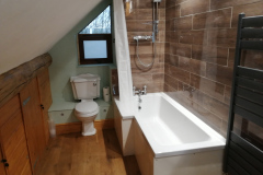 Noatac's loft ensuite bath with shower