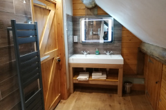 Noatac's loft ensuite